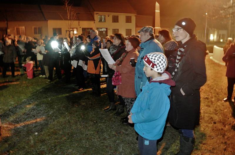 Také Letonice se ve středu večer připojily k akci Česko zpívá koledy.