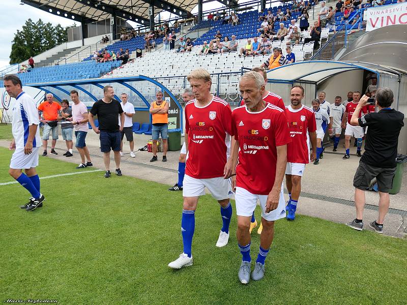 Při příležitosti devadesáti let fotbalu v Drnovicích zažil tamní stadion exhibiční fotbalový zápas.