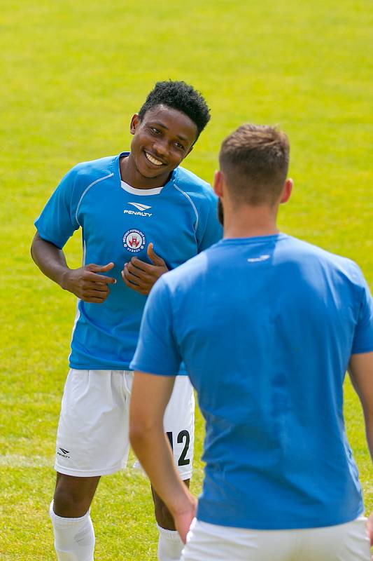 Fotbalisté Vyškova si Uničovem vyzkoušeli své nové domácí prostředí pro II. ligu na stadionu v Drnovicích.