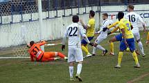 Vyškovští fotbalisté (v bílém) porazili na úvod jarní části druhé ligy Opavu 4:1.