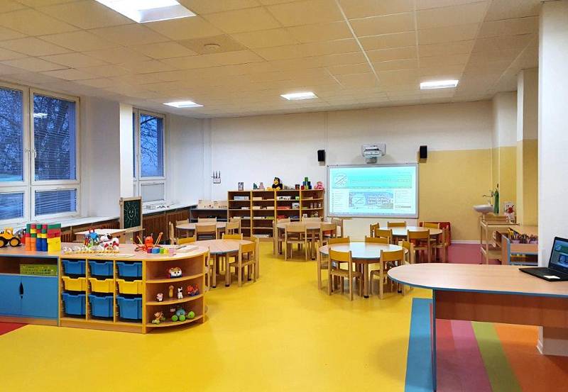 Nová třída mateřské školy obsahuje moderní vybavení a hračky.