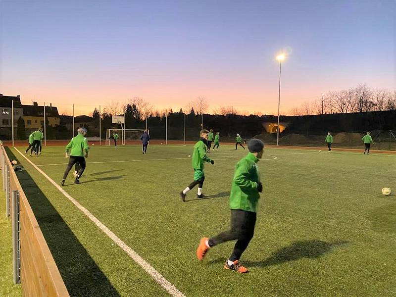 Zimní přípravu na jarní část krajského přeboru zahájili fotbalisté Tatranu Rousínov na vlastním umělém trávníku.