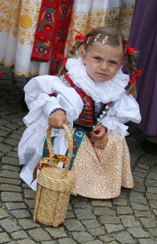 Folklórní soubory zatančily na vyškovském Masarykově náměstí Hanáckou besedu a vytvořily nový rekord v počtu zúčastněných.