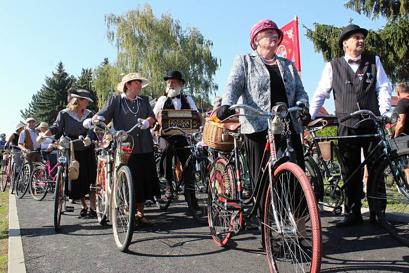 Hromadnou jízdou cyklisté otevřeli první cyklostezku ve Slavkově.