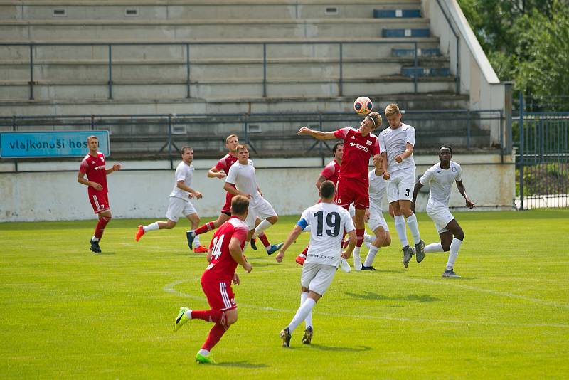 Fotbalisté Vyškova si Uničovem vyzkoušeli své nové domác íprostředí pro II. ligu na stadionu v Drnovicích.