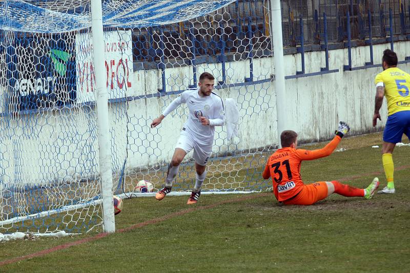 Vyškovští fotbalisté (v bílém) porazili na úvod jarní části druhé ligy Opavu 4:1.