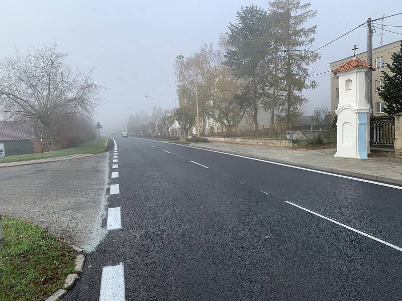 Část silnice v Ivanovicích na Hané je už opravená, na další není povolení.