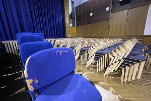 Na nových židlích se usadí návštěvníci Společenského centra Bonaparte ve Slavkově u Brna.