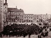 Shromáždění Vyškovanů na náměstí 29. října 1918. K obyvatelům promluvil starosta Jan Venhuda, který potvrdil převrat a to, že je naše země konečně svobodná. Také v centru města zavlály vlajky v národních barvách.