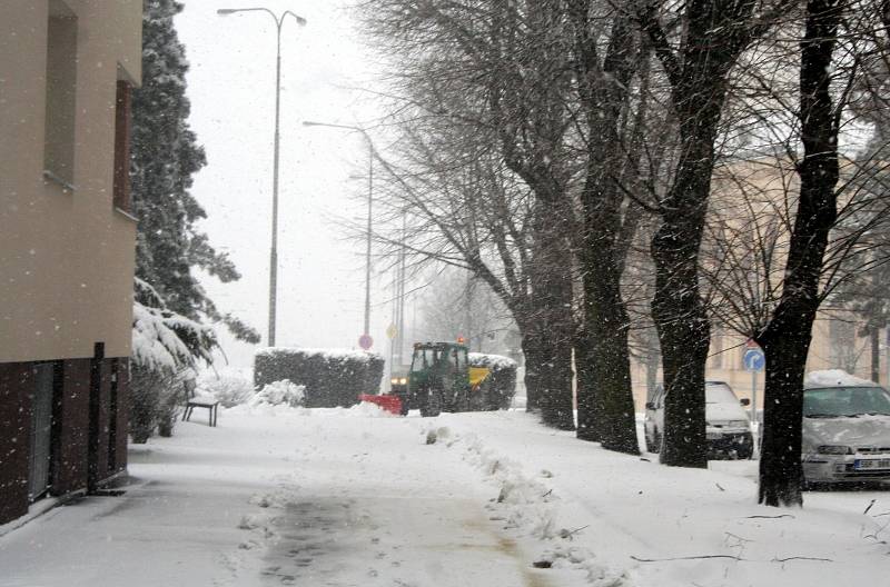 Ne jako velikonoční, ale spíš vánoční stále vypadá počasí na Vyškovsku. Během noci ze soboty na neděli a také nedělního rána se pod sněhem ocitl i celý Vyškov. 