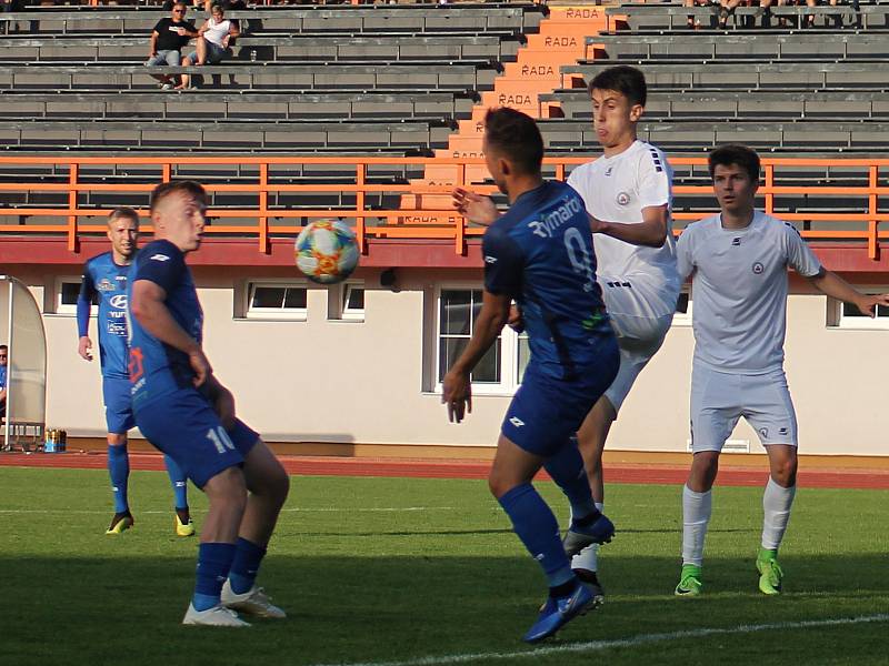 V utkání 28. kola Moravskoslezské ligy remizovali fotbalisté MFK Vyškov (bílé dresy) s SK Jiskra Rýmařov 1:1.