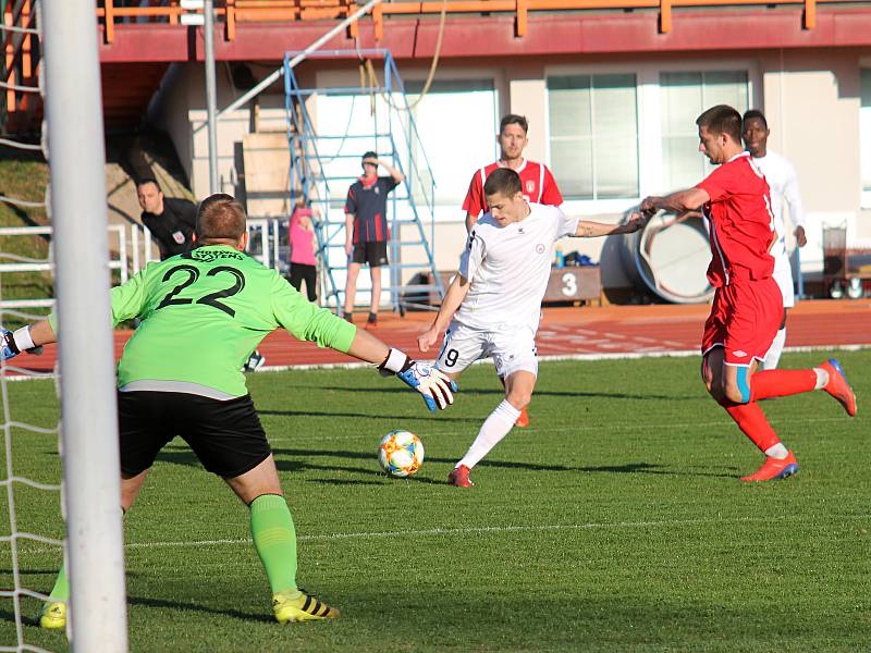 Ve 3. kole jarní částí Moravskoslezské ligy porazili fotbalisté MFK Vyškov (bílé dresy) doma FK Hodonín 2:1.