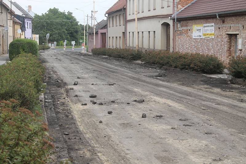 Práce na průtahu I/47 v Ivanovicích na Hané.