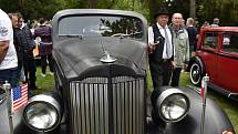 Vezl ministra, Baťu, poutníky i svatebčany. V Holáskách to byl legendární vůz, říká majitel veteránu značky Packard František Kundera. Na snímku vlevo s bratrem Josefem.
