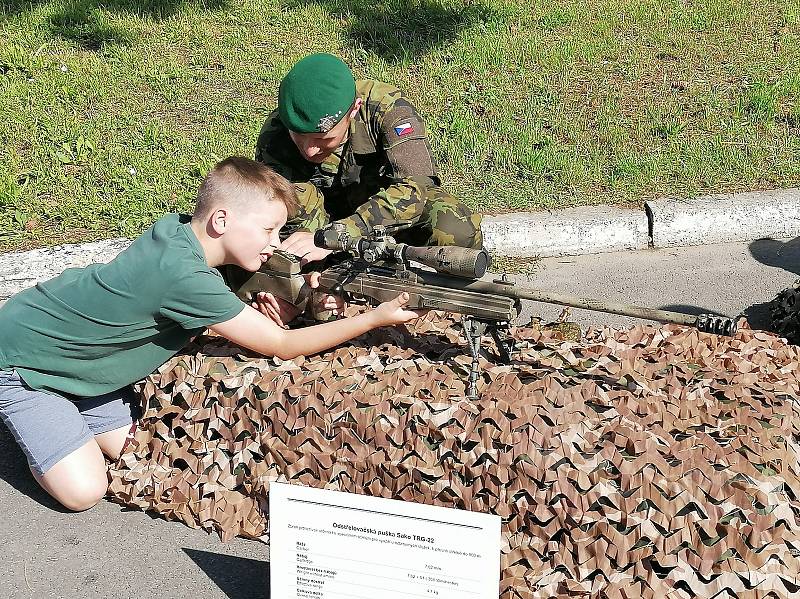 Zájemce všech věkových kategorií lákala možnost k prohlídce techniky.