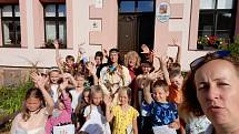 Děti v Jabloňanech dostaly vysvědčení od náčelníka Apačů.