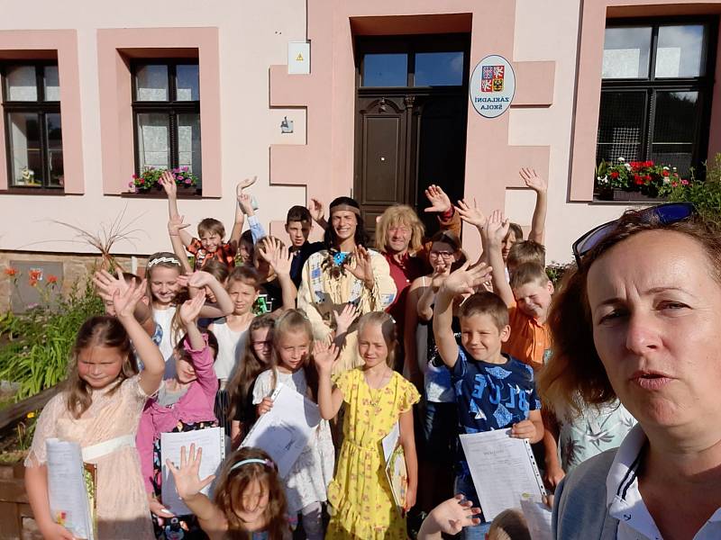 Děti v Jabloňanech dostaly vysvědčení od náčelníka Apačů.