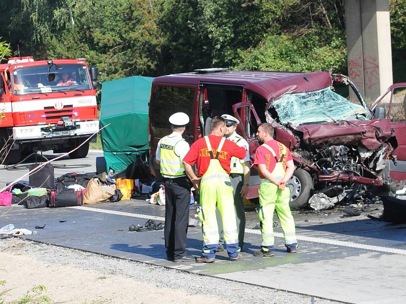 Nehoda na dálnici D1 nedaleko Komořan si ve čtvrtek vyžádala pět životů.