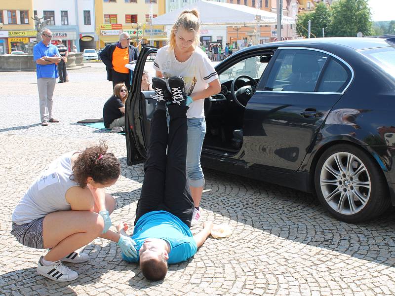 Školní soutěž v první pomoci ve Vyškově zaujala i veřejnost. Lidé si nechali měři tlak, někteří dokonce namaskovat zranění.