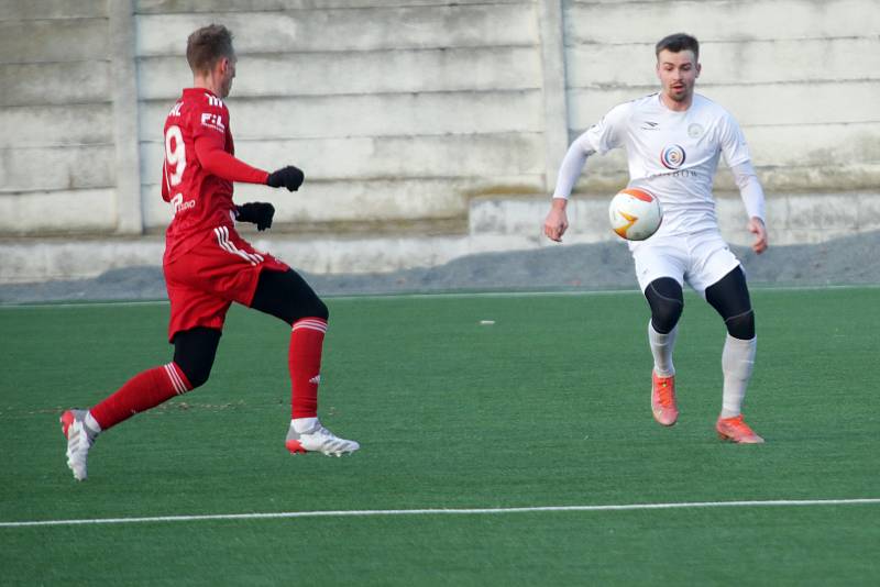 Fotbalisté MFK Vyškov (bílé dresy) rozehráli Zimní Tipsport ligu porážkou se Sigmou Olomouc 2:4.