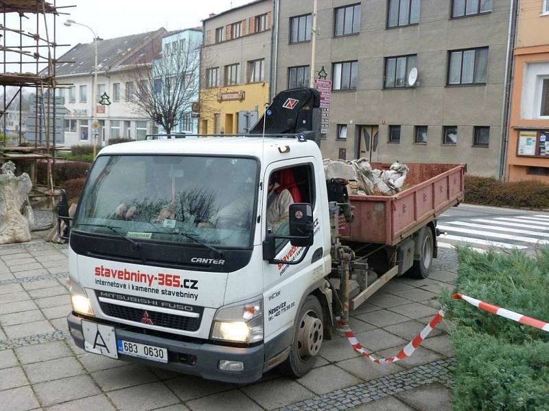 Rozebírání sousoší svatého Floriána na Palackého náměstí v roce 2012. Původní sochy nahradily kopie.