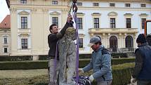 Slavkovští stejně jako loni nechali opravit několik dalších soch ze zámeckého parku. Loni jich bylo jedenáct, letos dalších deset. Obnova stála celkem přes tři miliony korun.