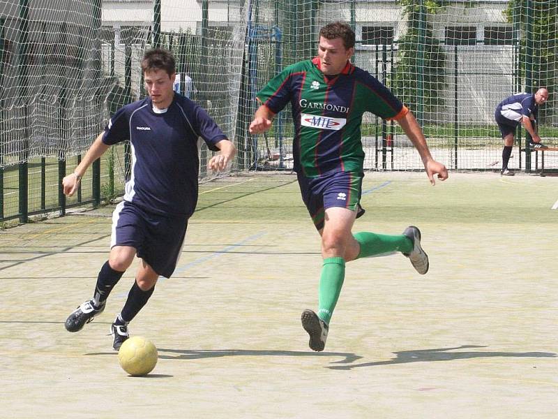 Devět družstev se v sobotu po celý den střídalo na hřišti vyškovského Orla. V tomto utkání nastoupil Amor (v modrém) proti bohdalickému výběru, z celkového vítězství se ale radovali jiní.