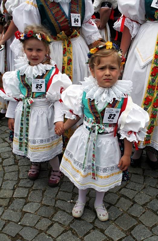 Folklórní soubory zatančily na vyškovském Masarykově náměstí Hanáckou besedu a vytvořily nový rekord v počtu zúčastněných.