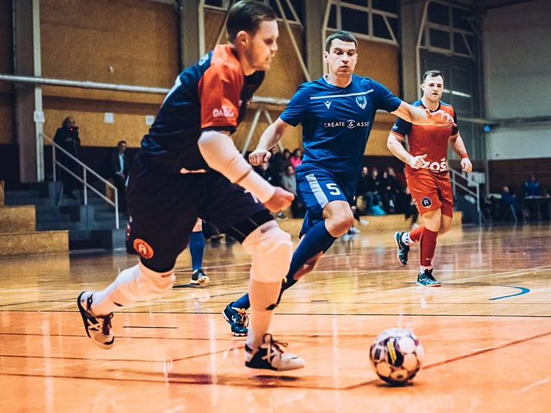 Futsalisté Amoru (modří) promarnili šanci zahrát si druholigové play-off. S Atrapsem Brno doma prohráli 3:5.