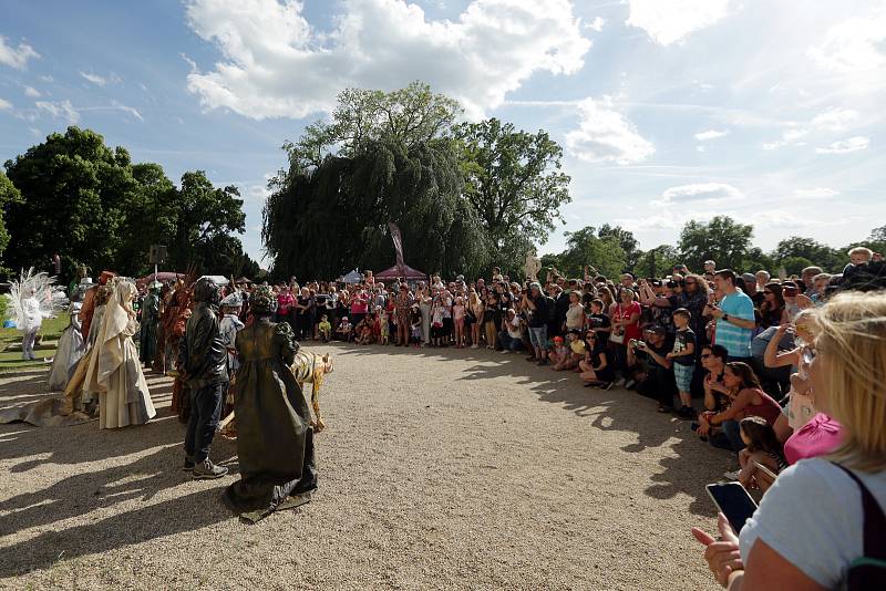 Festival Živé sochy přilákal do slavkovského parku tisíce návštěvníků. Tvůrci z různých zemí předvedli své dechberoucí umění.