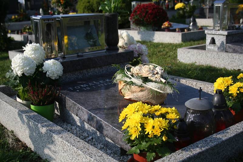 Blíží se den Památky zesnulých a lidé zdobí hroby svých blízkých.
