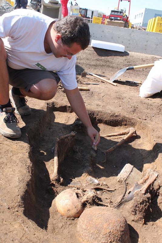 Bagr odryl pozůstatky německého vojáka ve vyškovské městské části Nouzka ve čtvrtek. Od té doby na místě s ojedinělým nálezem pracují archeologové.