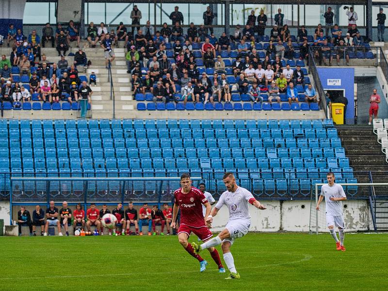 První body do tabulky II. ligy vybojovali fotbalisté Vyškova (bílé dresy) výhrou nad Chrudimí 3:0.