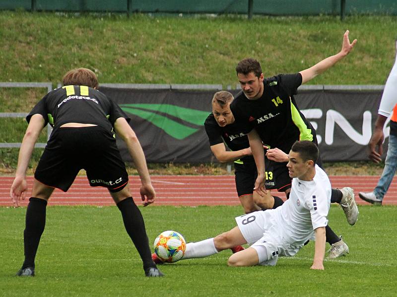 V utkání Moravskoslezské ligy porazili fotbalisté MFK Vyškov (bílé dresy) FC Dolní Benešov 2:0.