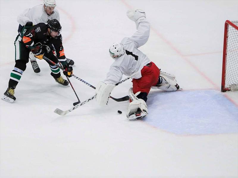 V prvním přípravném utkání hokejisté  Vyškova (bílé dresy) podlehli Hodonínu 3:4.