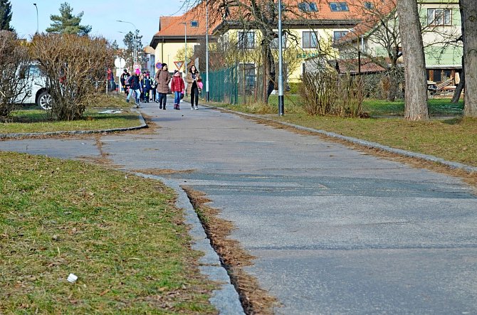 Zákazovou značku potkávají řidiči na příjezdové komunikaci k Základní škole Purkyňova ve Vyškově.