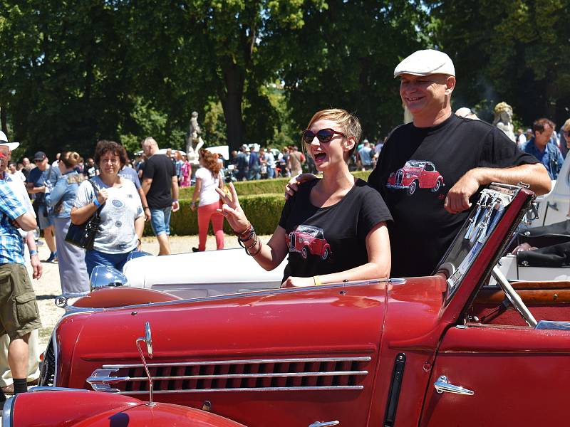 Veteranfest ve Slavkově u Brna navštívilo přes deset tisíc lidí, kteří obdivovali celkem tisíc dvacet aut, motorek a dalších veteránů.