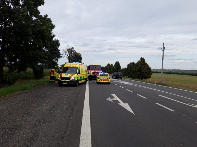 K tragické dopravní nehodě spěchali v sobotu kolem třetí hodiny odpolední záchranáři, hasiči a policie na křižovatku nedaleko Lulče. Střetl se tam motocyklista s osobním autem. Motorkář na místě zahynul.