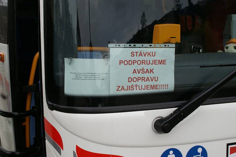 Na páteřní lince Blansko-Studnice jezdí autobus firmy DOPAZ, čímž částečně nahrazuje výpadek řidičů ČAD Blansko.