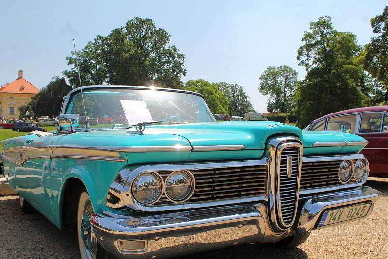 Slavkovský zámek znovu hostil nejen veterány. Oldtimer festival navštívily tisíce lidí.