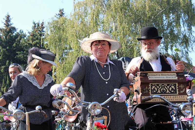 Hromadnou jízdou cyklisté otevřeli první cyklostezku ve Slavkově.