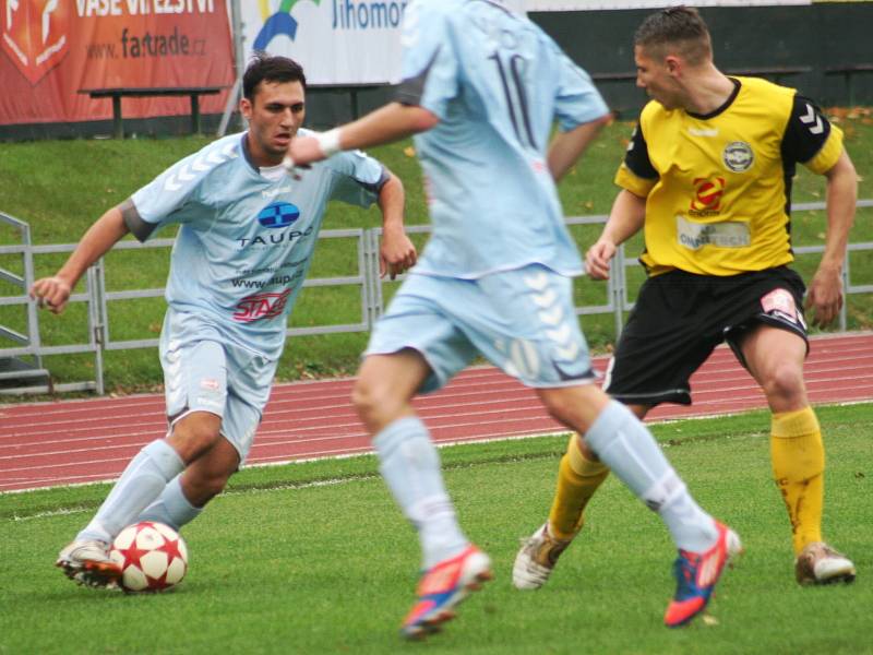 V 11. kole moravskoslezské divize D porazili fotbalisté MFK Vyškov (v modrém) Slovan Rosice 4:1.