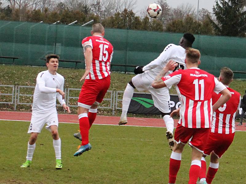 V úvodním jarním kole Moravskoslezské ligy porazili fotbalisté MFK Vyškov (bílé dresy)  Spartak Hulín 3:0.