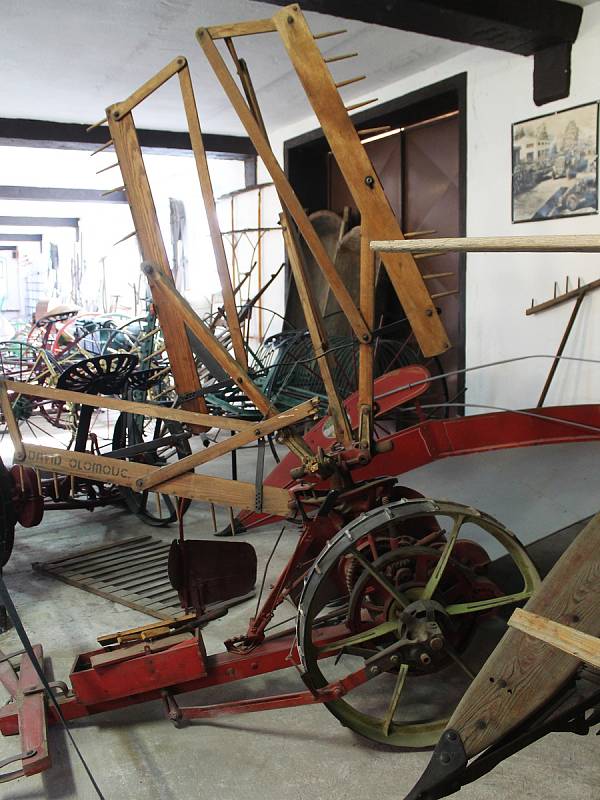 V muzeu v Hošticích-Herolticích představili návštěvníkům novodobější způsob hospodaření s použitím traktorů a nářadí  i ukázku polních prací  našich předků s koňmi.