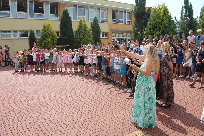 Slavnostního předávání vysvědčení se ve čtvrtek ráno dočkali žáci devátých ročníků na Základní škole Purkyňova ve Vyškově. Foto: se souhlasem Romana Říhy