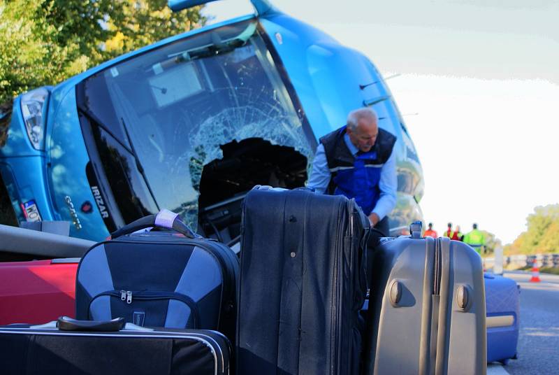 Při havárii polského autobusu nedaleko Drysic se zranilo 13 lidí.