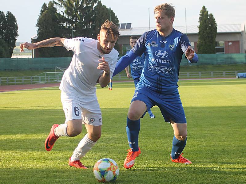 V utkání 28. kola Moravskoslezské ligy remizovali fotbalisté MFK Vyškov (bílé dresy) s SK Jiskra Rýmařov 1:1.