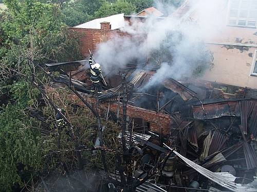 Krátce po patnácté hodině byl požár zlikvidován. Příčina jeho vzniku je v šetření, jedna z možných variant je nedbalost obyvatele jednoho z domů.      