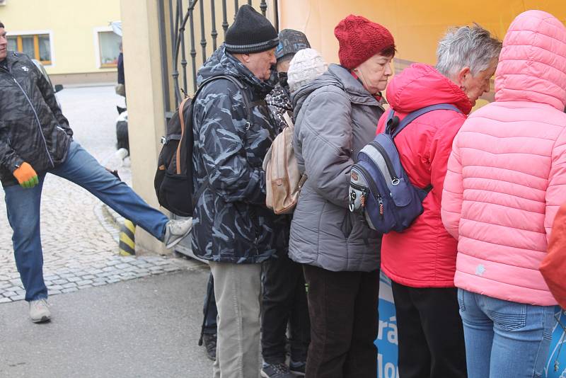 Na nádvoří pivovaru v Černé Hoře se sešly stovky turistů s holemi.