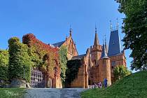 Zámek Hradec nad Moravicí  je oblíbeným turistickým cílem a kulturně-společenským centrem. K vycházkám láká i jeho okolí.